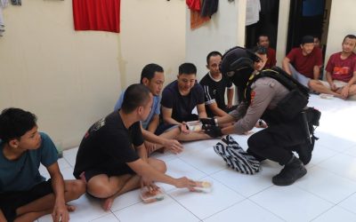 Jumat Berkah, Polresta Surakarta Berikan Makan Siang untuk Penghuni Ruang Tahanan