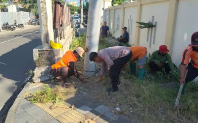 Bhabinkamtibmas Ketelan Bersama Tim Gabungan Gelar Kerja Bakti Bersihkan Sampah di Depan SDN Bromantakan