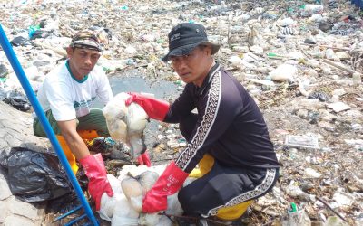 Bhabinkamtibmas Kelurahan Pajang Bersama Relawan Joko Tingkir Gelar Kerja Bakti di Pintu Air Kleco