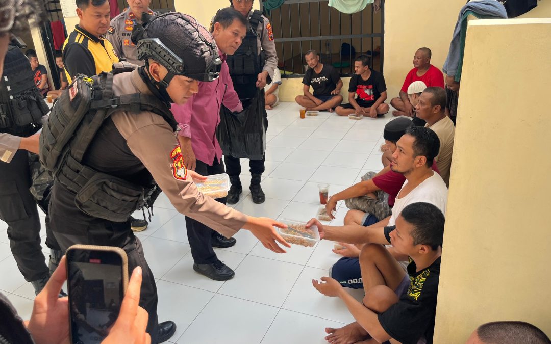 Jumat Berkah, Polresta Surakarta Bagikan Makan Siang untuk Tahanan