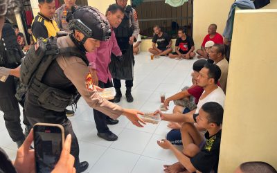 Jumat Berkah, Polresta Surakarta Bagikan Makan Siang untuk Tahanan