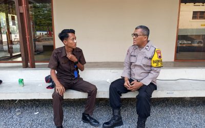 Bhabinkamtibmas Kerten Aiptu Galuh Sudarmono Laksanakan Dialogis dengan Satpam Lokananta, Sampaikan Pesan Kamtibmas