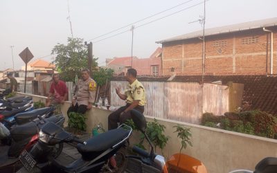 Bhabinkamtibmas Semanggi Sambangi Pasar Tunggulsari, Sampaikan Imbauan Kamtibmas kepada Pedagang dan Tukang Parkir