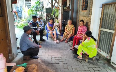 Bhabinkamtibmas Serengan Sambangi Warga di Jalan Larasati, Ajak Jaga Kerukunan dan Kebersihan Lingkungan