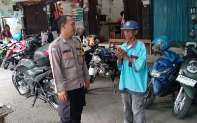Bhabinkamtibmas Danukusuman Sambangi Juru Parkir Pasar Harjodaksino, Sampaikan Pesan Kamtibmas