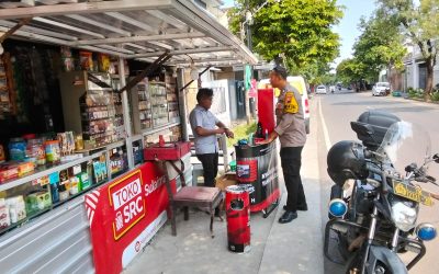 Bhabinkamtibmas Banyuanyar Sambangi Toko Kelontong, Sampaikan Pesan Kamtibmas