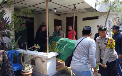 Bhabinkamtibmas Joyotakan Hadiri Lelayu Tokoh Warga, Alm. Bapak Warsito