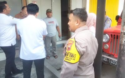 Tindak Lanjuti Aduan Warga, Bhabinkamtibmas Kepatihan Kulon Bersama Lurah dan Tiga Pilar Cek Bangunan yang Tutupi Trotoar