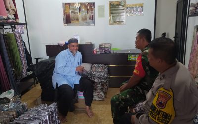 Bhabinkamtibmas Pasar Kliwon Bersama Babinsa Sambangi Toko Faminis Barokah Baru, Sampaikan Waspada Peredaran Uang Palsu