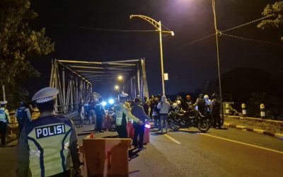 Polresta Surakarta Amankan Puluhan Sepeda Motor, 6 Botol Miras dan 1 Button Stick Saat Penyekatan Warga PSHT di Jembatan Jurug