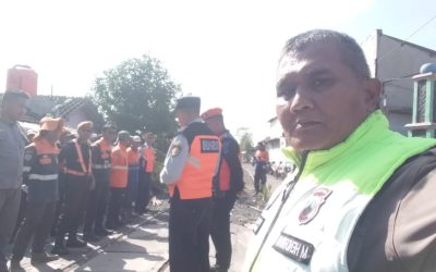 Bhabinkamtibmas Sangkrah Bersama Linmas dan Instansi Terkait Tutup Perlintasan Rel Kereta Tidak Resmi Demi Keselamatan Warga