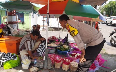 Bhabinkamtibmas Kemlayan Sambangi Pedagang Kembang di Jalan Honggowongso, Sampaikan Pesan Kamtibmas