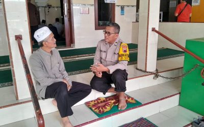 Bhabinkamtibmas Kerten Laksanakan Sambang , Sampaikan Pesan Kamtibmas dan Bahaya Judi Online Kepada Warga Binaan