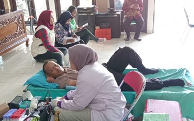 Bhabinkamtibmas Danukusuman Pantau dan Ikuti Giat Donor Darah HUT PSM ke-50, Ajak Warga Tebarkan Kepedulian