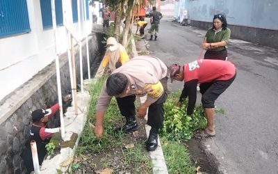Bhabinkamtibmas Kelurahan Kepatihan Kulon Bersama Tim Saberling Gelar Kerja Bakti Jelang Lomba Kebersihan Tingkat Kecamatan