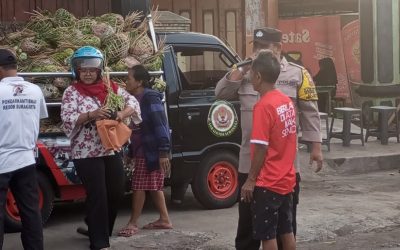 Jumat Berkah, Bhabinkamtibmas Semanggi Bersama Pokdarkamtibmas Gelar “Jumat Murah” untuk Warga