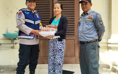 Bhabinkamtibmas Serengan Bersama Linmas Salurkan Bantuan Sembako, Sampaikan Pesan Kamtibmas dan Kesehatan