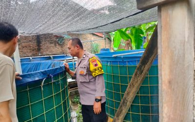 Dukung Ketahanan Pangan, Bhabinkamtibmas Sumber Sambangi Peternak Ikan di Wilayah Binaan