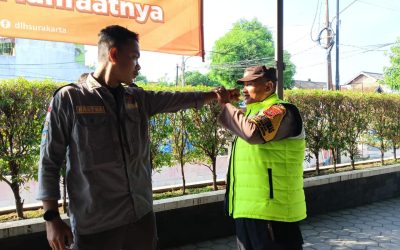 Bhabinkamtibmas Sangkrah Latih Bela Diri Tangan Kosong kepada Linmas, Tingkatkan Kesiapsiagaan Hadapi Gangguan Kamtibmas