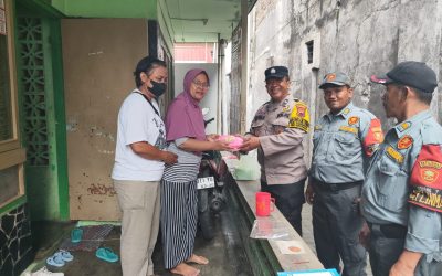 Peduli Kesehatan Warga, Bhabinkamtibmas Kelurahan Serengan Sambangi Warga dan Bagikan Bantuan Makanan Bergizi