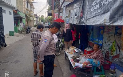 Bhabinkamtibmas Kemlayan Sambangi Warga Jalan Lawung, Ajak Peduli Lingkungan dan Jaga Kamtibmas