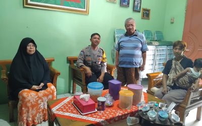 Dekat dengan Warga, Bhabinkamtibmas Kelurahan Joyotakan Ajak Masyarakat Waspada Judi Online dan Pinjaman Ilegal