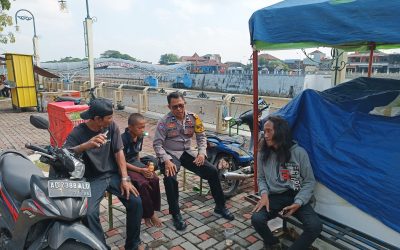 Bhabinkamtibmas Gilingan Sambangi Persiapan Pasar Malam Suroan di Taman Bendung Tirtonadi