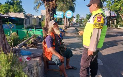 Bhabinkamtibmas Bersama Linmas Laksanakan Sambang dan Beri Himbauan Kamtibmas ke Petugas Parkir di Soto Seger Hj. Fatimah