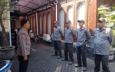 Bhabinkamtibmas Bumi Sambangi Pos Linmas, Berikan Pesan Kamtibmas dan Pembinaan Kinerja