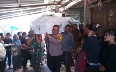Kehadiran Empati di Tengah Duka, Bhabinkamtibmas Purwodiningratan Bersama Babinsa dan Linmas Hadiri Lelayu Warga