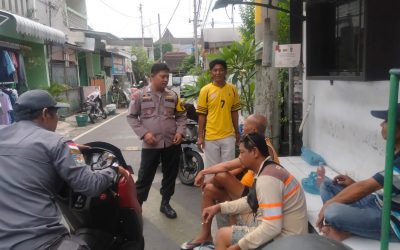 Ops Patuh Candi 2025, Bhabinkamtibmas Kampung Baru Sambangi Warga Sosialisasi Kamtibmas dan Tata Tertib Berlalu Lintas