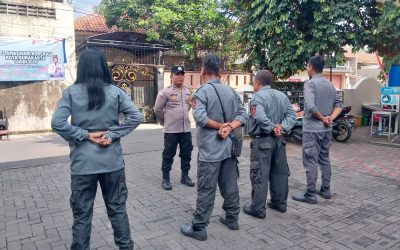 Bhabinkamtibmas Tipes Berikan Pembinaan kepada Anggota Linmas yang Piket