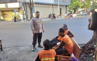 Bhabinkamtibmas Setabelan Sambang Pegawai DLH, Ajak Jaga Kamtibmas dan Kebersihan Lingkungan