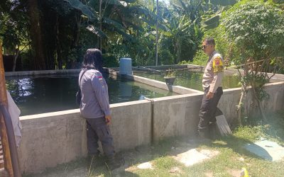 Dukung Program Ketahanan Pangan, Bhabinkamtibmas Sewu Sambangi Kolam Ikan Milik Warga