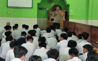 Bhabinkamtibmas Banyuanyar Jadi Narasumber MPLS di SMP Al Abidin, Sampaikan Bahaya Kenakalan Remaja dan Tertib Lalu Lintas