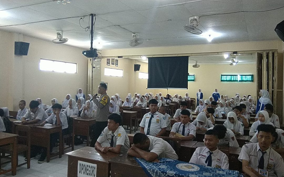 Bhabinkamtibmas dan Kanit Lantas Polsek Laweyan Sosialisasikan Bahaya Narkoba, Tertib Lalu Lintas, dan Anti Radikalisme di SMK Batik 2 Surakarta
