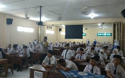 Bhabinkamtibmas dan Kanit Lantas Polsek Laweyan Sosialisasikan Bahaya Narkoba, Tertib Lalu Lintas, dan Anti Radikalisme di SMK Batik 2 Surakarta