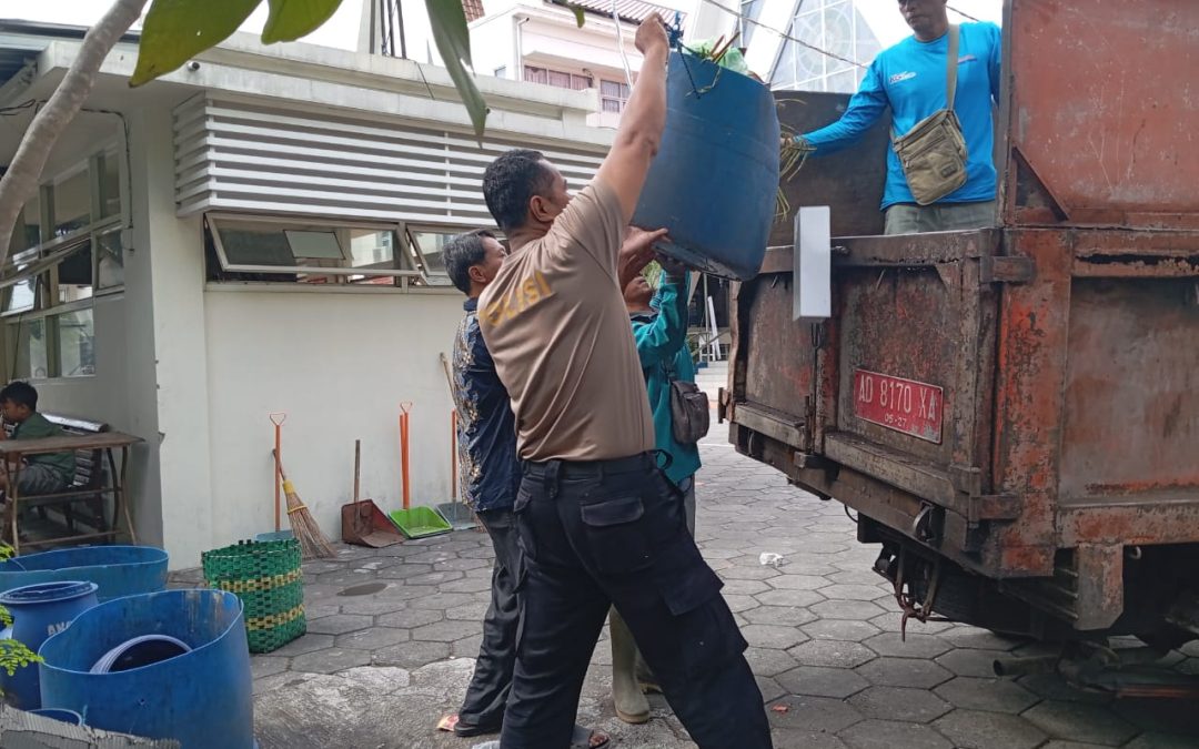 Bhabinkamtibmas Kelurahan Kedung Lumbu Ikut Kerja Bakti Jelang Lomba Kebersihan Tingkat Kelurahan