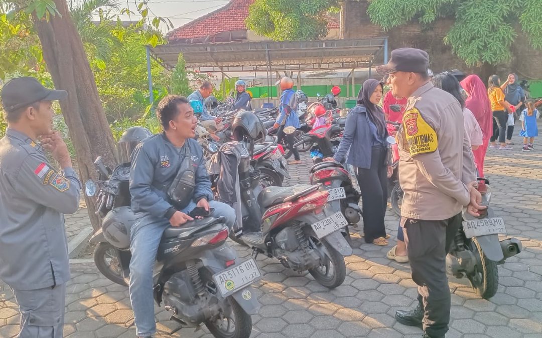 Bhabinkamtibmas Kratonan Bersama Linmas Lakukan Pemantauan Kegiatan di SD Kemasan, Sampaikan Imbauan Soal Gizi Anak