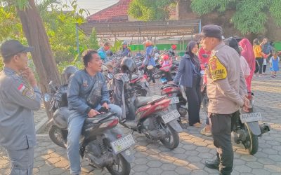 Bhabinkamtibmas Kratonan Bersama Linmas Lakukan Pemantauan Kegiatan di SD Kemasan, Sampaikan Imbauan Soal Gizi Anak