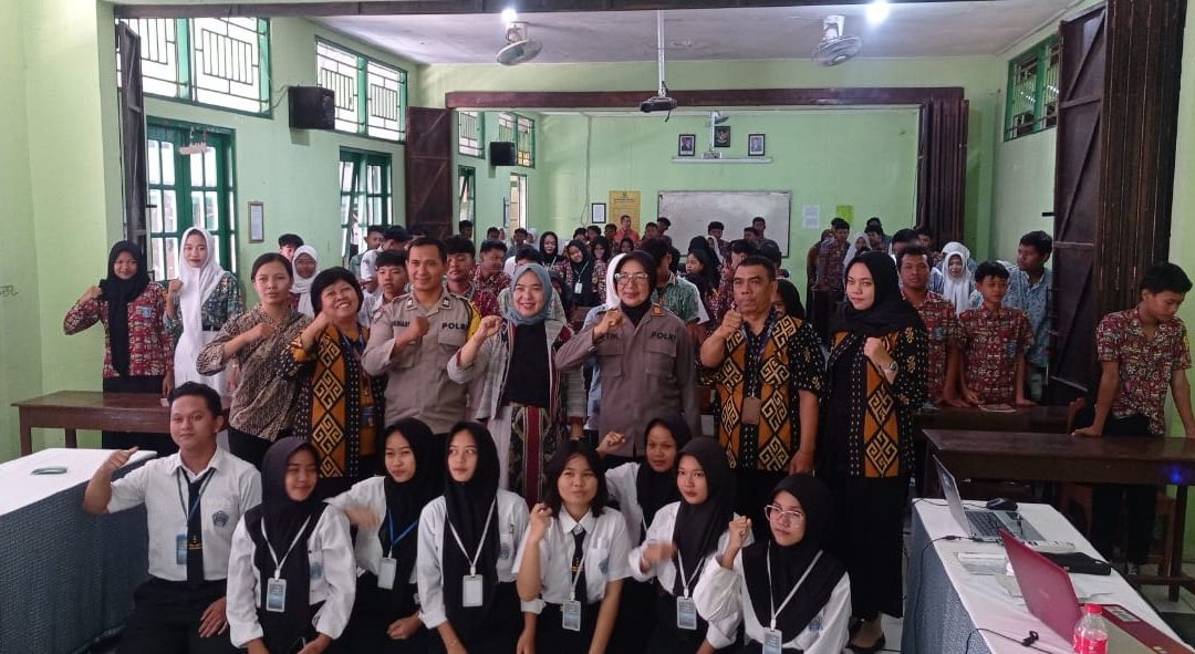 Sosialisasikan Operasi Patuh Candi 2025, Bhabinkamtibmas Jajar dan Kanit Binmas Polsek Laweyan Beri Penyuluhan Saat MPLS di SMK Jayawisata