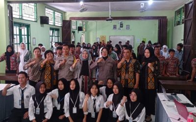 Sosialisasikan Operasi Patuh Candi 2025, Bhabinkamtibmas Jajar dan Kanit Binmas Polsek Laweyan Beri Penyuluhan Saat MPLS di SMK Jayawisata