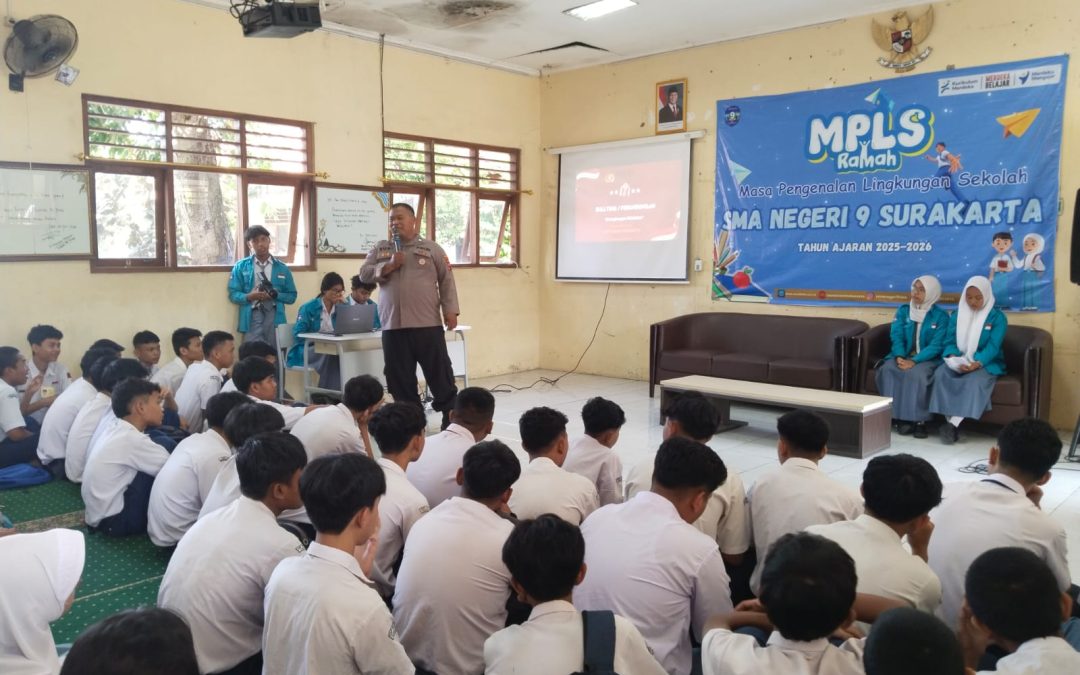 Bhabinkamtibmas Mojo Dampingi Kanit Binmas Polsek Pasar Kliwon dalam Giat MPLS, Sosialisasikan Anti-Bullying dan Ops Patuh 2025