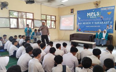 Bhabinkamtibmas Mojo Dampingi Kanit Binmas Polsek Pasar Kliwon dalam Giat MPLS, Sosialisasikan Anti-Bullying dan Ops Patuh 2025