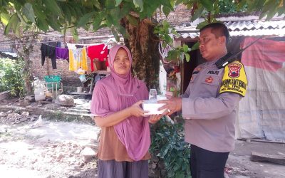 Bhabinkamtibmas Tipes dan Relawan Rumah Zakat Distribusikan Makanan Bergizi untuk Lansia