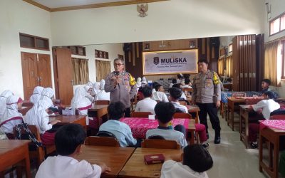 Bhabinkamtibmas Polsek Laweyan Berikan Penyuluhan Kamtibmas dan Etika Berlalu Lintas pada MPLS di SMP Muhammadiyah 5 Surakarta