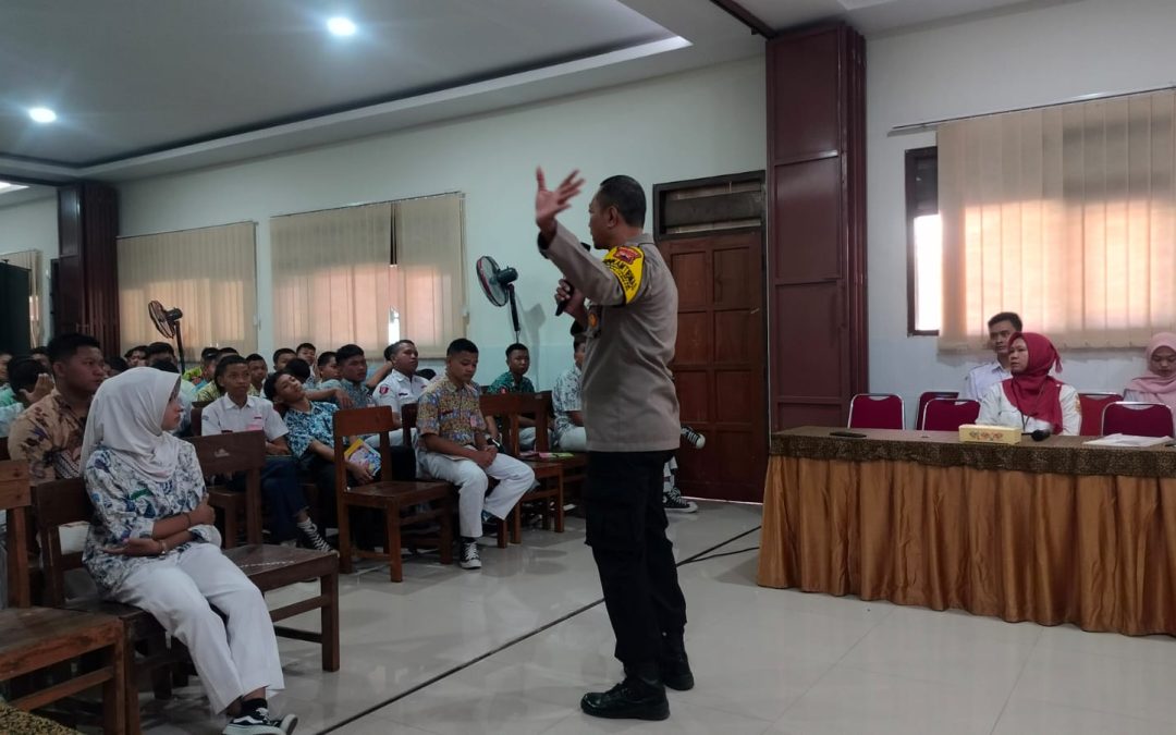 Bhabinkamtibmas Banyuanyar Sosialisasikan Bahaya Judi Online dan Tertib Lalu Lintas pada MPLS di SMK Bhinneka Karya
