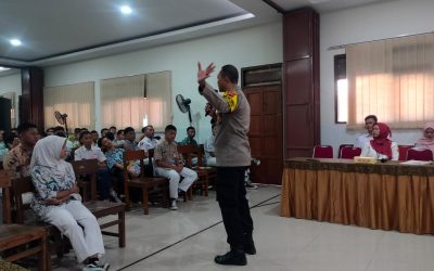 Bhabinkamtibmas Banyuanyar Sosialisasikan Bahaya Judi Online dan Tertib Lalu Lintas pada MPLS di SMK Bhinneka Karya