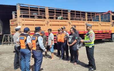 Sat Lantas Polresta Surakarta Bersama Dishub Gelar Sosialisasi ODOL kepada Sopir Truk