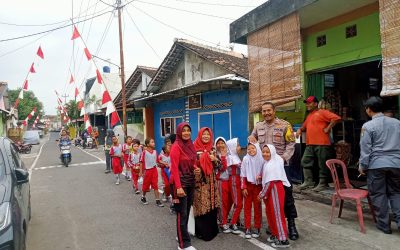 Bhabinkamtibmas Kedung Lumbu Lakukan Pendampingan Giat Perkenalan Lingkungan SD Negeri Pasar Kliwon